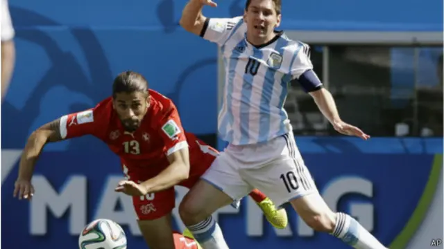 Messi trong một pha bóng bị Rodriguez của Thụy Sỹ cản phá quyết liệt.