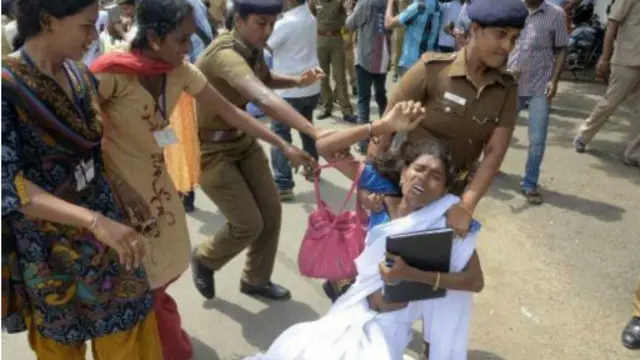 கெடுபிடிகளையும் மீறி திருநங்கைகளுக்கான போராட்டம் ஒன்றில் கிரேஸ் பானு
