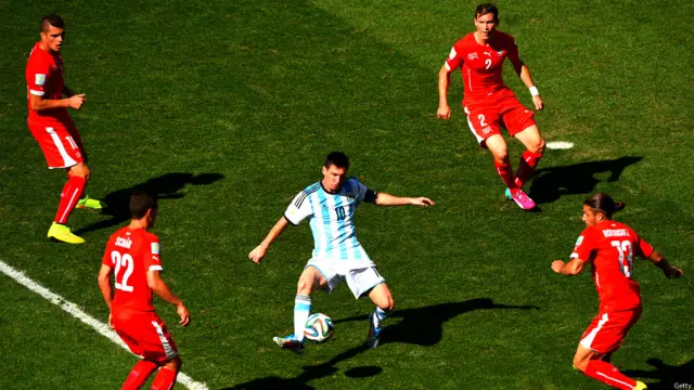 میچ کے ابتدائی لمحات سے ہی سوئس کھلاڑیوں نے میسی کو گھیرے رکھا اور انھیں کھل کر کھیلنے نہیں دیا۔