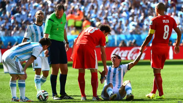 ڈی ماریا کو سوئس کھلاڑیوں نے پہلے ہاف میں چار بار گرایا۔ ڈی ماریا کی اس میچ میں کارکردگی پر مبصرین نے خاصی تنقید کی۔