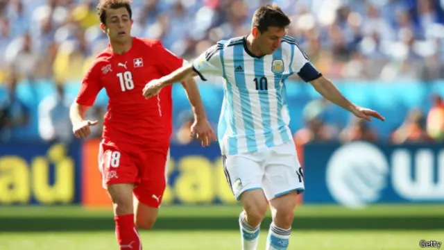 Có ý kiến nói Messi vẫn chưa thể như Maradona khi chưa đặt được ảnh hưởng từ đầu hiệp II.