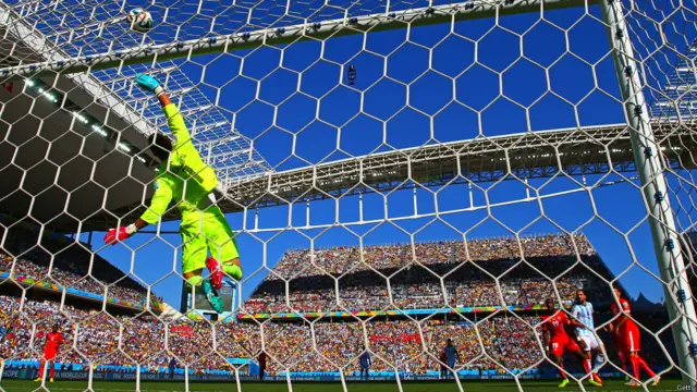 سوئس گول کیپر بینگالیو نے پہلے اور دوسرے ہاف میں ارجنٹائن کے کئی یقینی گول روکے۔