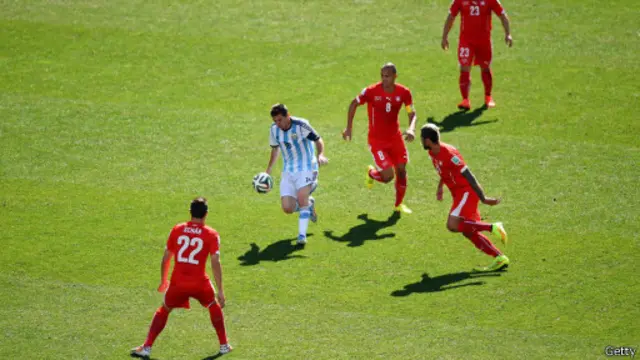 Messi trong một pha bị vây chặt.