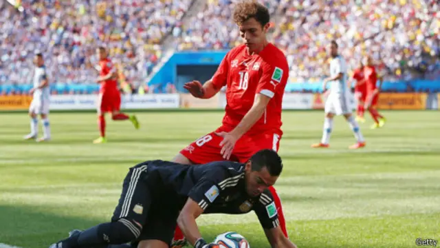 Hiệp hai được cộng thêm 3 phút, và tỷ số vẫn là 0-0.