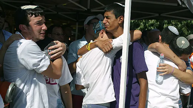 ان تینوں نوجوانوں کی لاشیں ان کی گمشدگی کے دو ہفتے سے بھی زائد وقت کے بعد پیر کی شام ملی تھیں