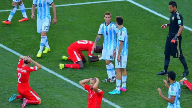 سوئٹزرلینڈ کو آخری منٹ میں ڈی کے باہر فری کک ملی اور شکیری اس سے فائدہ نہ اٹھا سکے۔