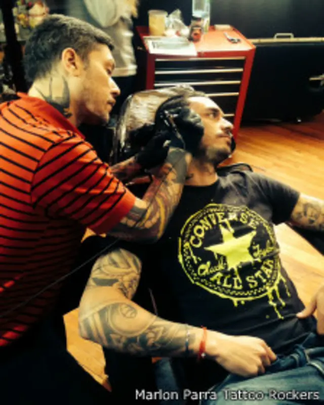 Marlon Parra tatúa a Pinilla