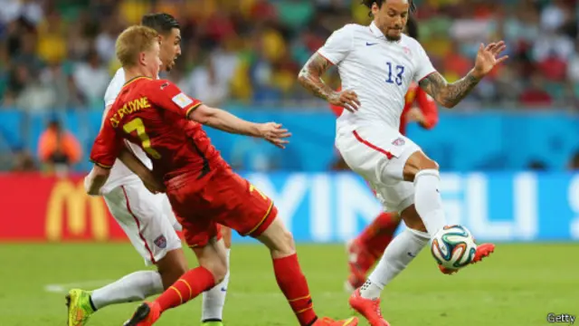 Jemaine Jones tuyển Mỹ và tiền vệ De Bruyne của Bỉ tranh bóng, hai đội vẫn chưa mở được tỷ số..