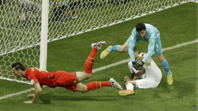 Thủ thành Courtois của Bỉ chơi khá nhàn ở hiệp một.