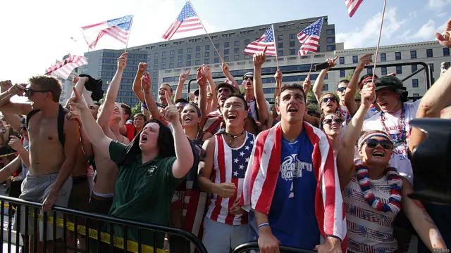 hinchas de EE.UU. ven el partido contra Bélgica
