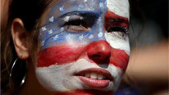 hinchas de EE.UU. ven el partido contra Bélgica