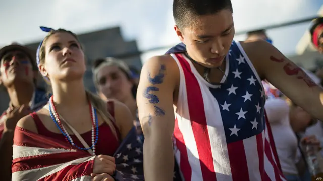 hinchas de EE.UU. ven el partido contra Bélgica