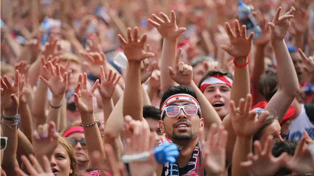 hinchas de EE.UU. ven el partido contra Bélgica