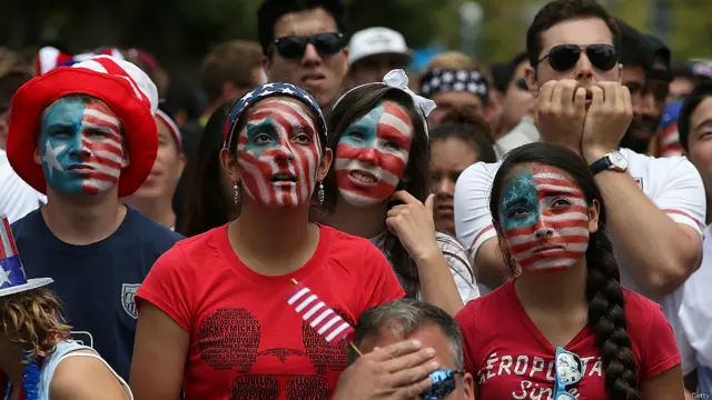 hinchas de EE.UU. ven el partido contra Bélgica