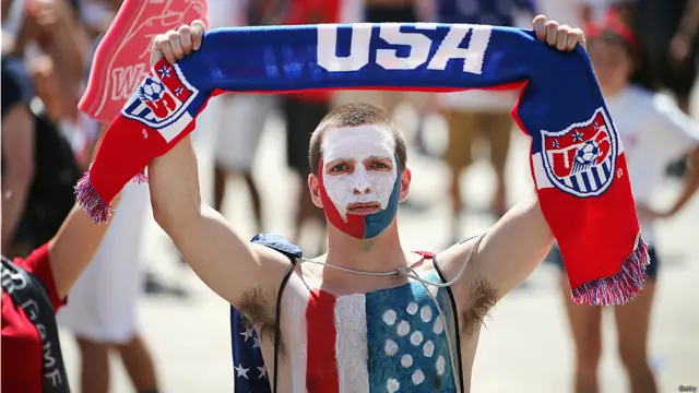 hinchas de EE.UU. ven el partido contra Bélgica