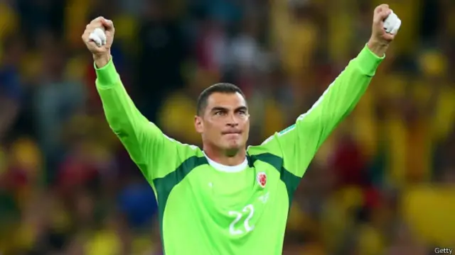 Thủ môn Mondragon là cầu thủ lớn tuổi nhất thi đấu trong World Cup