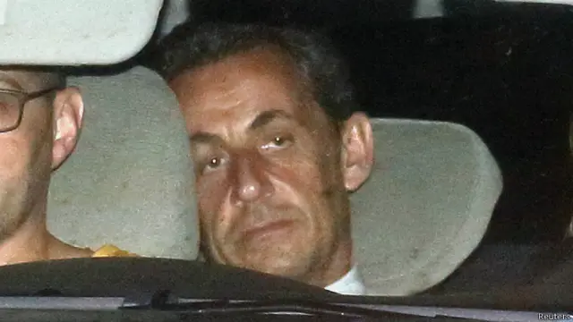 Николя Саркози в полицейской машине