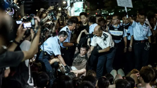 警方在中环遮打道的清场行动中拘捕了511人（02/07/2014）