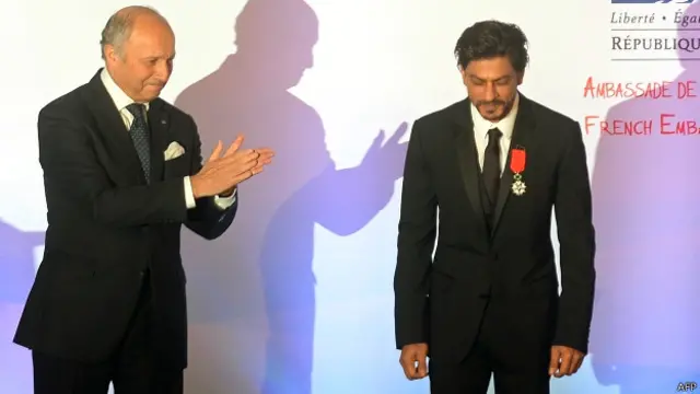 شاہ رخ خان نے اعزاز کے بعد سر جھکا کر شکریہ ادا کیا اور داد تحسین حاصل کیا