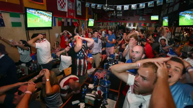 hinchas de EE.UU. ven el partido contra Bélgica