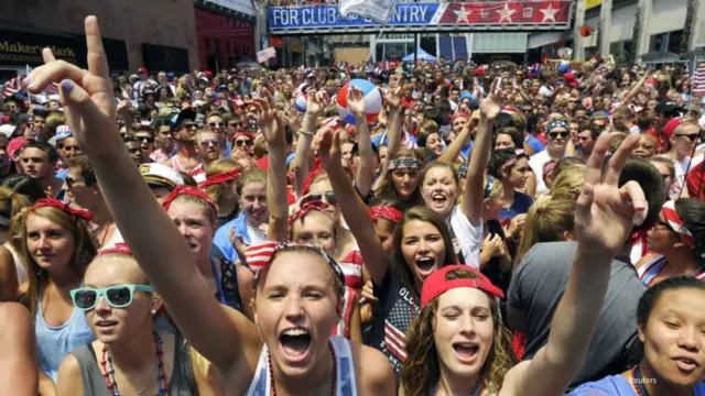 hinchas de EE.UU. ven el partido contra Bélgica