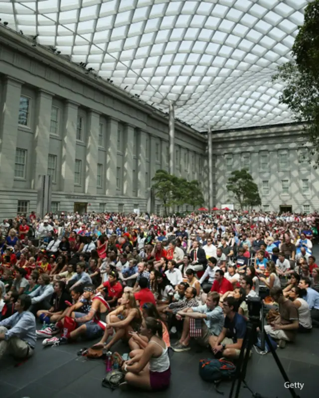 hinchas de EE.UU. ven el partido contra Bélgica