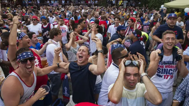 hinchas de EE.UU. ven el partido contra Bélgica