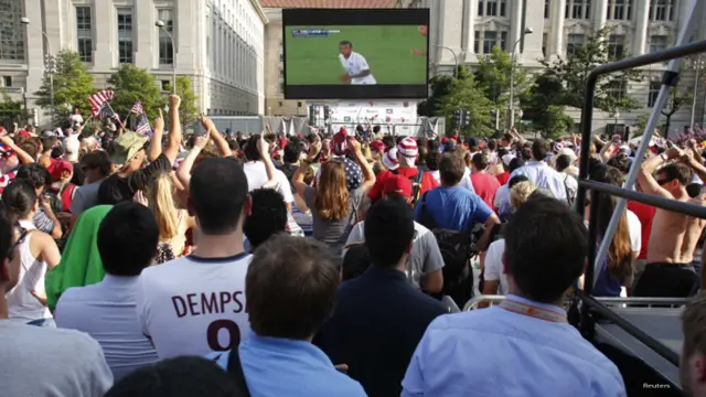 hinchas de EE.UU. ven el partido contra Bélgica