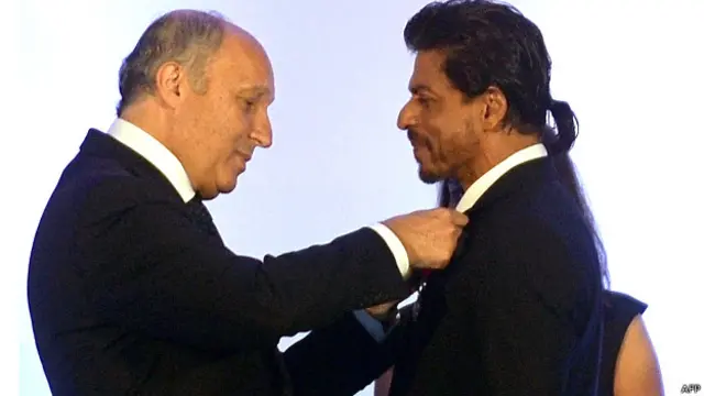بھارت کے دورے پر آنے والے فرانس کے وزیر خارجہ لوراں فبیوس نے شاہ رخ خان کو اس اعزاز سے نوازا