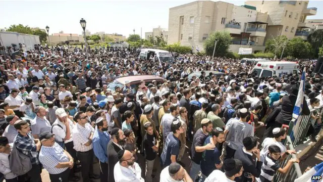 Hàng nghìn người đã đến tham dự tang lễ