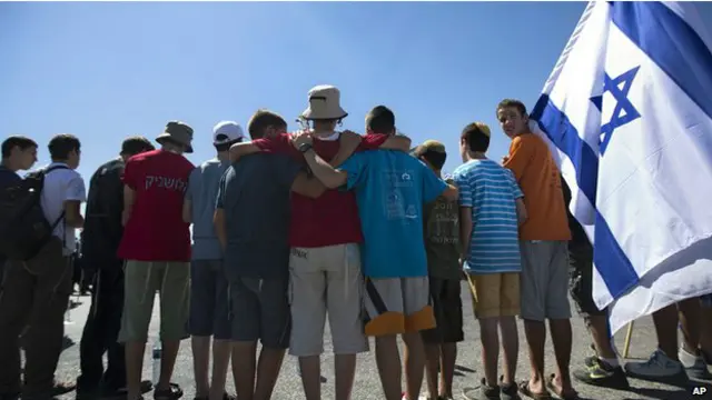 Người dân Israel cầu nguyện trên con đường nơi các thiếu niên bị bắt cóc 