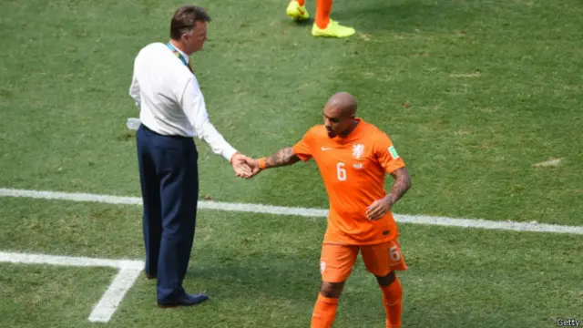 Nigel de Jong harus ditarik ke luar lapangan saat laga melawan Meksiko karena cedera.