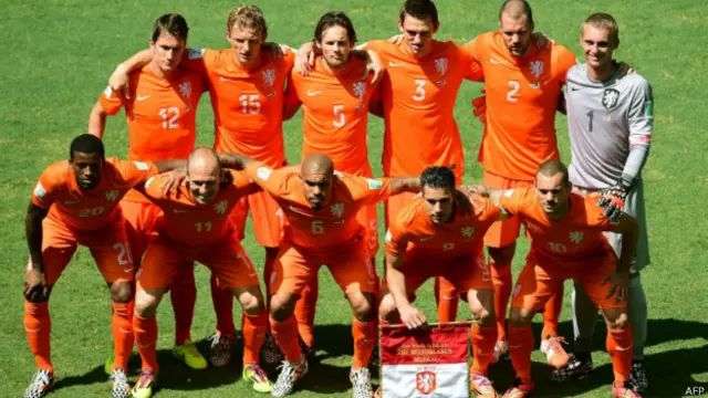 Nigel de Jong (duduk di tengah) bersama timnas Belanda saat menghadapi Meksiko.