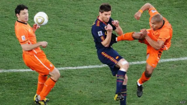 Di final Piala Dunia 2010 Afrika Selatan, De Jong menendang dada gelandang Spanyol Xabi Alonso.