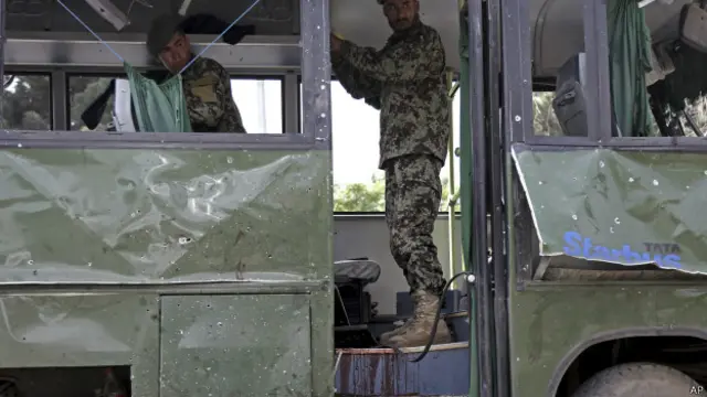 تاکنون چندین باردر شهر کابل افراد انتحاری وارد خودروهای ارتش ملی افغانستان که تلفات زیادی را در پی داشته است