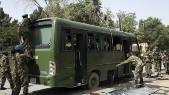 افراد انتحاری اغلب ملبس با لباس ارتش وارد این خودروها می شوند