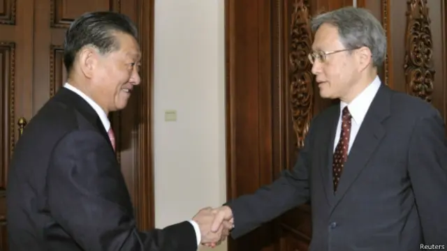 Utusan Jepang, Junichi Ihara (kanan) akan menemui delegasi Korut yang dipimpin Song Il-ho (kiri).