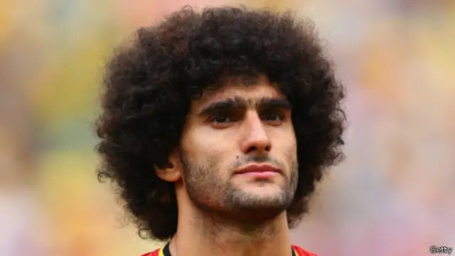 Gelandang Belgia, Marouane Fellaini, setia dengan rambut kribonya. 