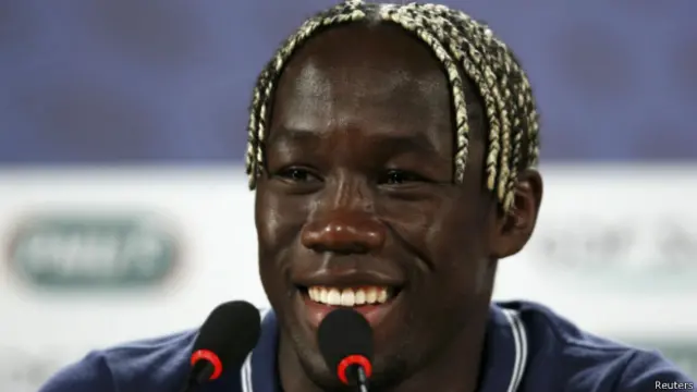 Bacary Sagna masih "setia" dengan gaya "gimbal-kepang"-nya.