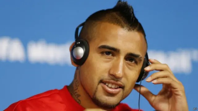 Gelandang Cile, Arturo Vidal, mampu memadukan gaya rambut dan aksi impresif di lapangan.