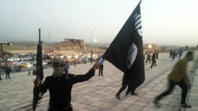 يقول المحللون إن التنظيم يحكم قبضته على المناطق التي استولى عليها. 