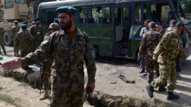 مقتل وإصابة 21 في تفجير انتحاري لحافلة عسكرية بأفغانستان