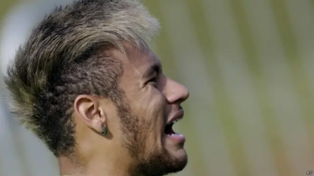 Neymar mengecat rambutnya dengan warna kekuningan setelah bermain seri dengan Kroasia.