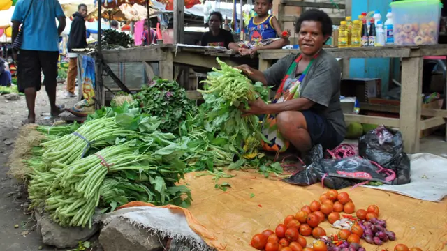 Pasar Youtefa termasuk satu dari beberapa pasar yang dikunjungi calon presiden Jokowi saat berkampanye ke Papua beberapa waktu lalu. Sementara capres Prabowo belum berkunjung ke Papua. 