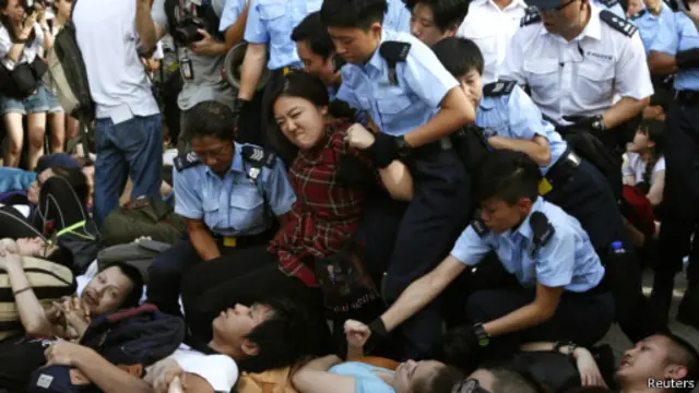 پلیس هنگ کنگ تجمع چند صد نفری معترضان را بر هم زد