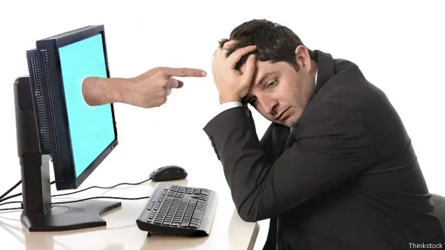 Рука босса из компьютера