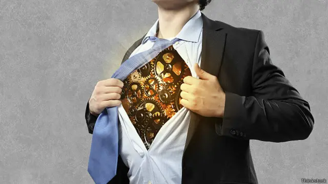 У мужчины под рубашкой шестеренки