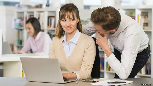 Начальник флиртует с подчиненной