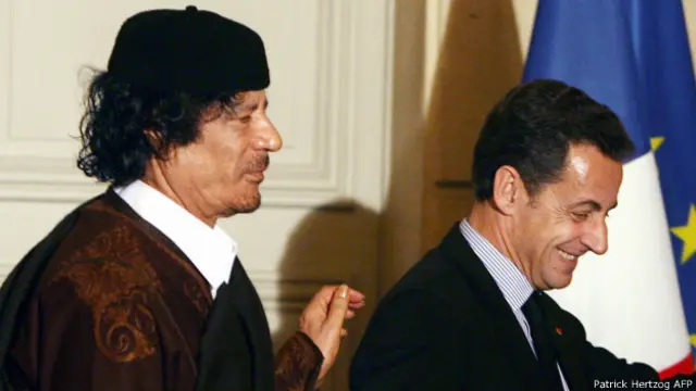 सार्कोज़ी, मुअम्मर गद्दाफी के साथ (फ़ाइल फ़ोटो)