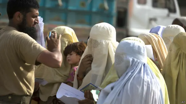 یاسمین گل کے مطابق بنوں میں شٹل کاک برقع نظر آئے تو اس کا مطلب ہے کہ وہ بنوں کی عورت ہے وزیرستان کی نہیں